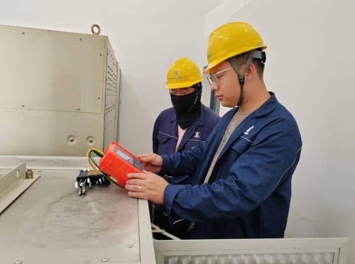 運維人員進行設備檢測 運維人員進行設備檢測