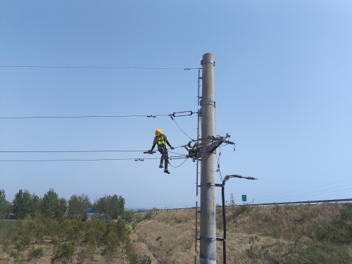 3.檢查電力桿塔輸電線路導線、避雷器和金具情況